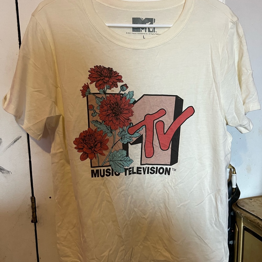 MTV pale yellow t shirt